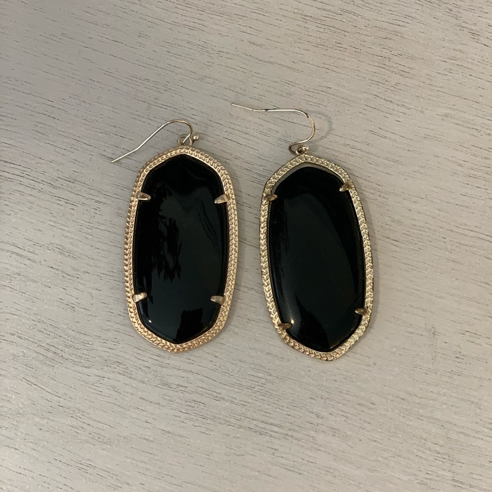 Black Kendra Scott earrings!